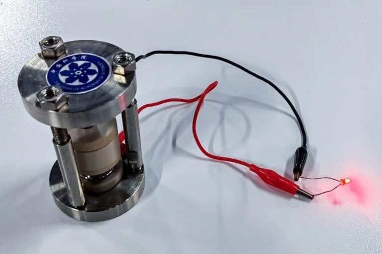 Китайські вчені створили батарею у шість разів місткішу за літій-іонні