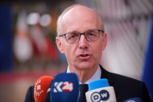 Новини світу - Люксембург дасть гроші на зброю для України