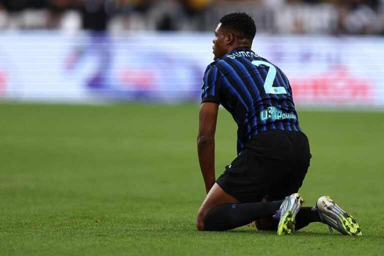 Манчестерські клуби ведуть боротьбу за результативного захисника