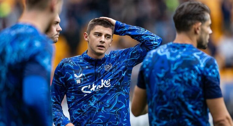 Миколенко дуже погано відіграв у матчі Ліверпуль-Евертон після травми