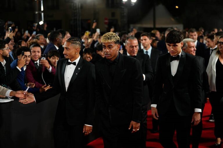 На червоній доріжці Золотого м’яча вболівальники обсвистали Барселону