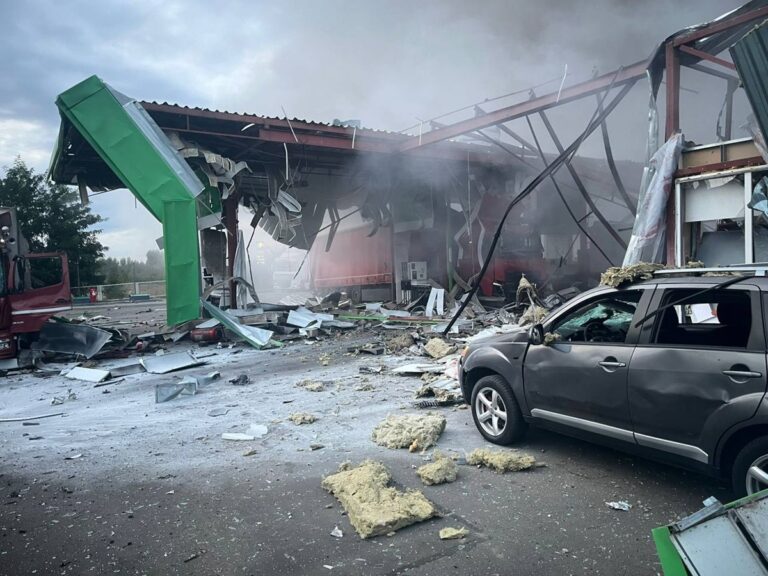 На Полтавщині росіяни вдарили дроном по АЗС, виникла пожежа
