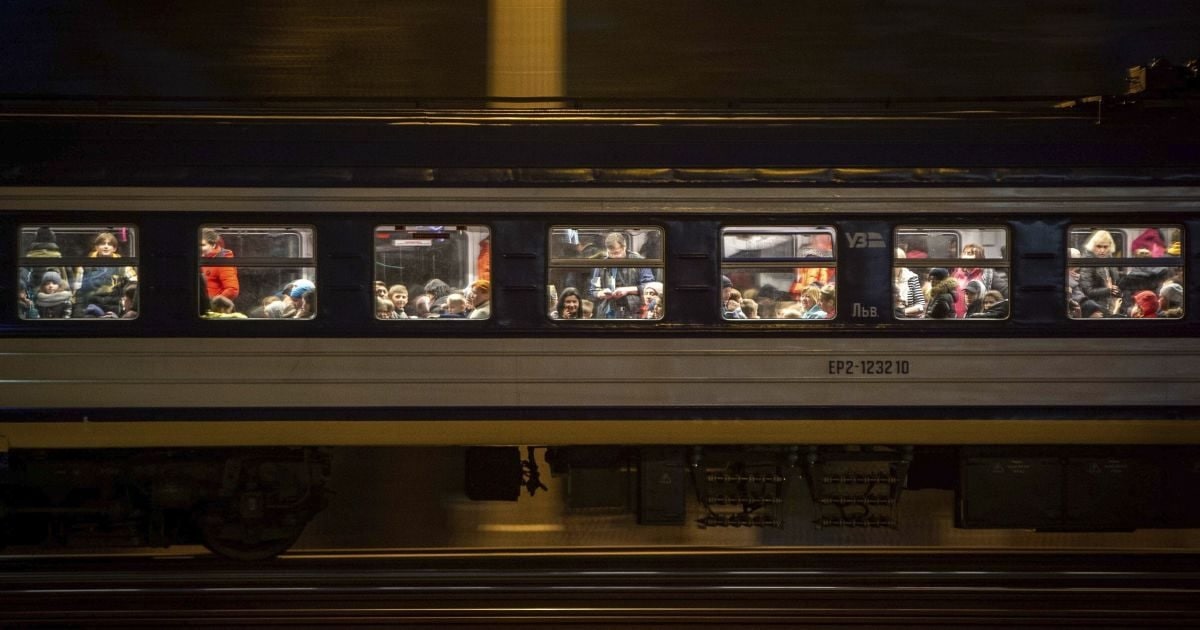 Новини України - Пасажирів міжнародного потяга евакуювали через вибухи на Київщині - ЗМІ