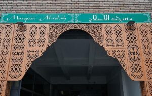 Новини світу - Під мечетями Парижа виявлені свинячі голови з написом "Макрон"