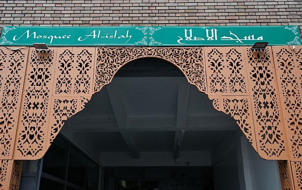 Новини світу - Під мечетями Парижа виявлені свинячі голови з написом "Макрон"