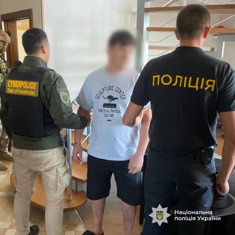 Понад 300 ошуканих: в Чернівцях викрили кол-центр