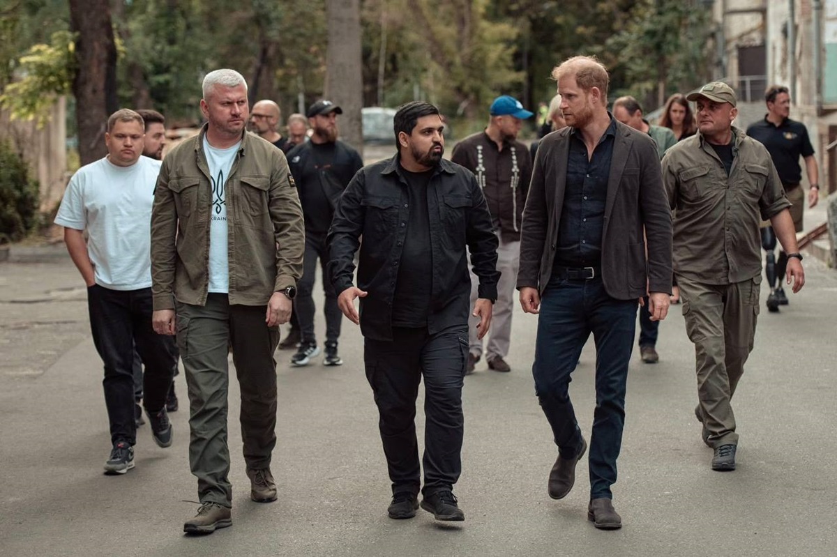 Новини України - Принцу Гаррі показали у Києві місце атаки Росії