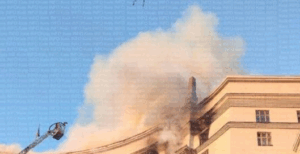 Новини Києва - Reuters повідомляє про задимлення над будівлею Кабміну після атаки дронів