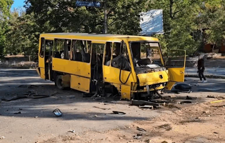Росіяни обстріляли Херсон: влучили в маршрутку