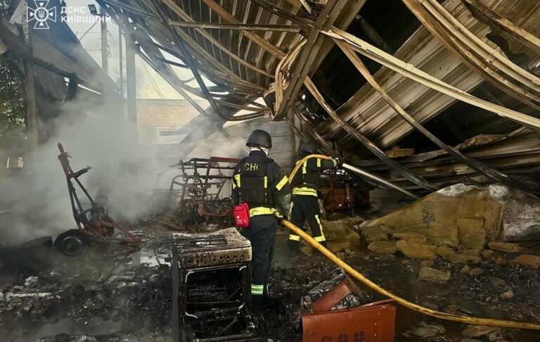 Рятувальники показали наслідки атаки на Київщину