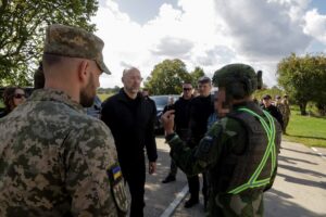 Новини України - Шмигаль відвідав полігон у Британії, де навчають бійців для ЗСУ