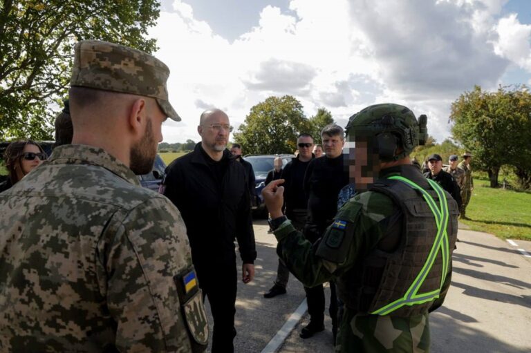 Шмигаль відвідав полігон у Британії, де навчають бійців для ЗСУ