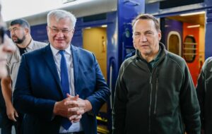 Новини України - Сікорський прибув у Київ і дав відповідь Трампу