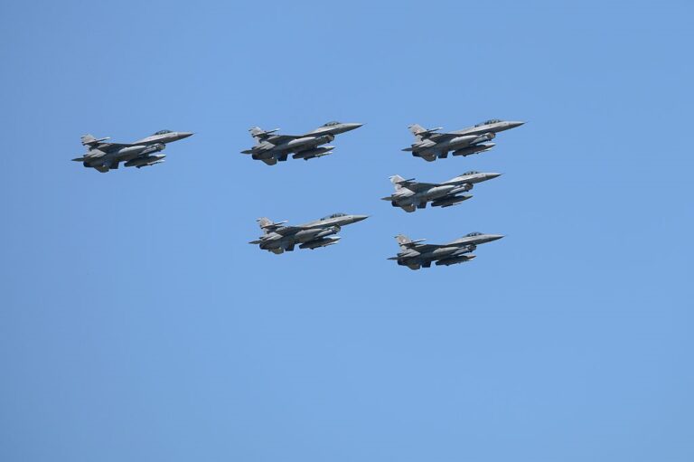 США перехопили російські літаки біля Аляски