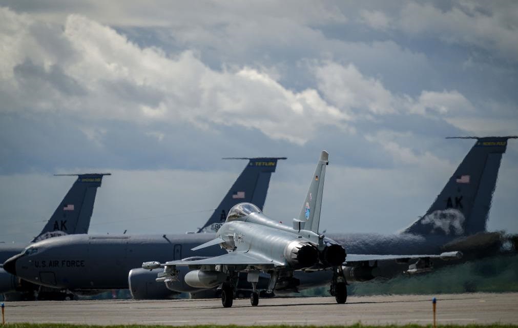 Новини світу - США "відпрацювали" бомбові удари неподалік кордону РФ в Арктиці