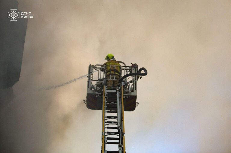 У Києві масштабна пожежа: горить багатоповерхівка