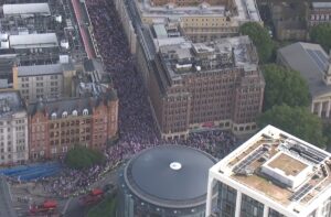 Новини світу - У Лондоні десятки тисяч людей вийшли на акції протесту