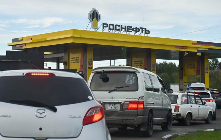 У Росії почали обмежувати продаж бензину “в одні руки”
