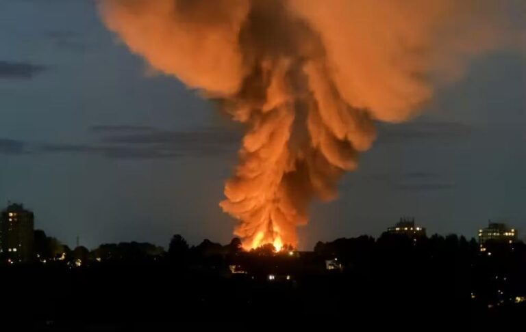 У Великобританії спалахнула спалахнула пожежа після вибуху на складі