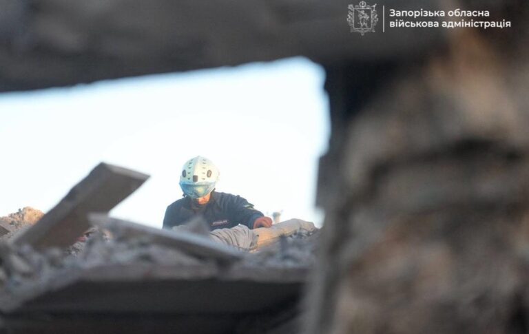 У Запоріжжі під завалами зруйнованого будинку може бути жінка