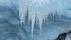 Технології - Українські полярники показали дивовижні бурульки в Антарктиді