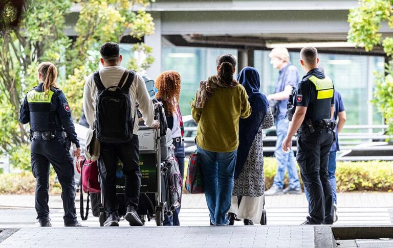 В Німеччині вперше за 15 років зменшилась кількість біженців