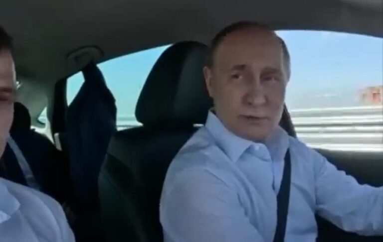 В Росії обвалився продаж машини для чиновників, яку рекламував Путін