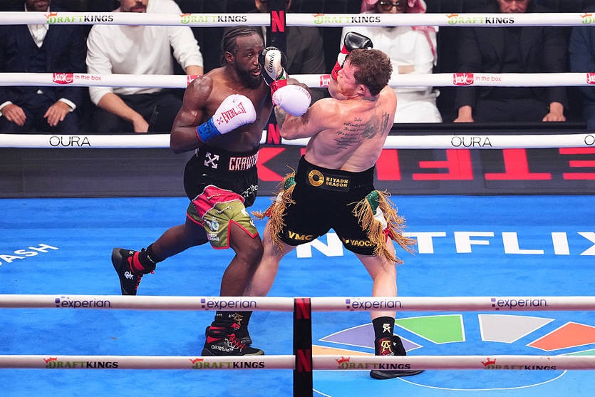 Новини спорту - Відомі суддівські записки бою Альварес-Кроуфорд