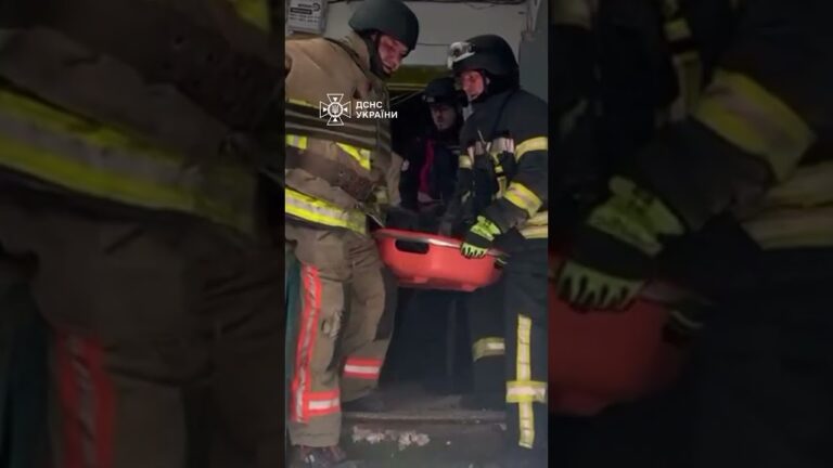 Кадри з деблокування з-під завалів тіло літнього чоловіка з будинок у Запоріжжі