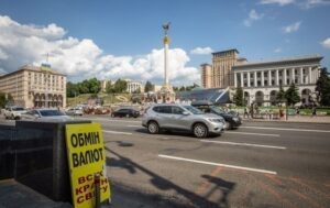 Новини бізнесу - Курс гривні почав знижуватись в обмінниках