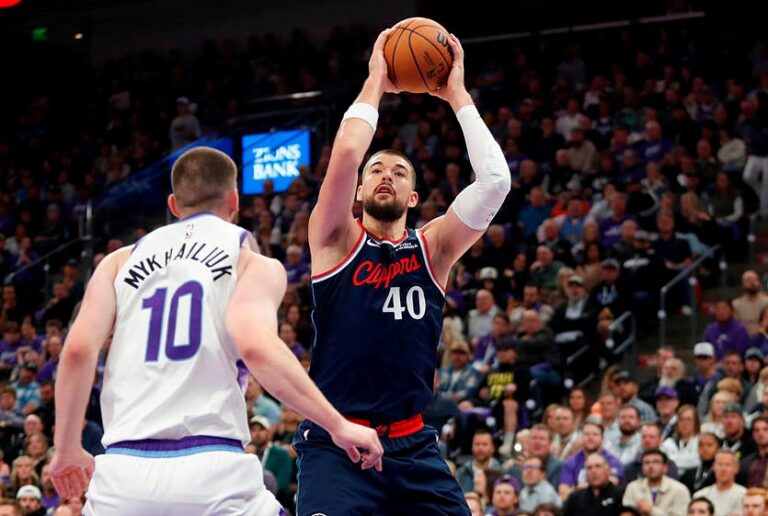 Михайлюк грає класний перший матч за Юту Джаз у новому сезоні