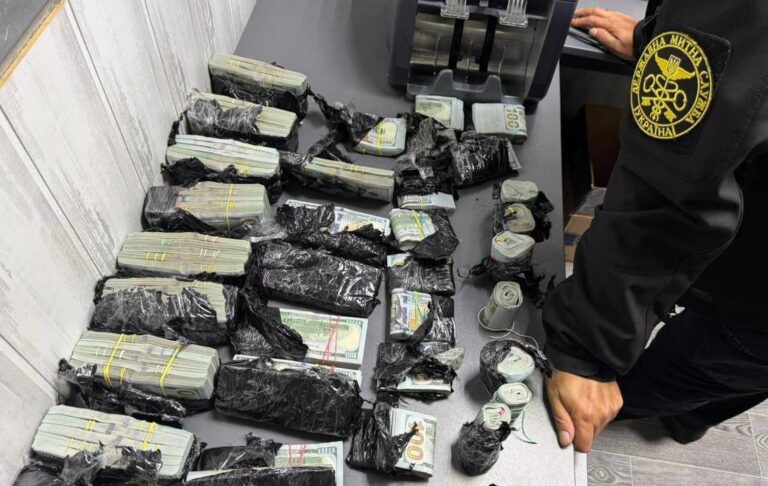 На кордоні знайшли майже $1 млн під капотом авто