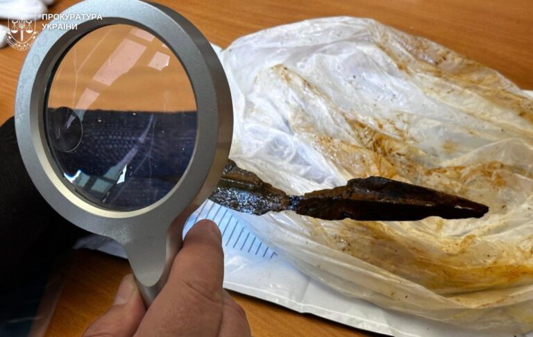 На Львівщині “чорний археолог” намагався продати артефакти ІІ-ІІІ століть