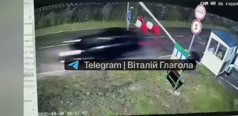 На Закарпатті мобілізований адвокат втік в Угорщину, протаранивши шлагбауми