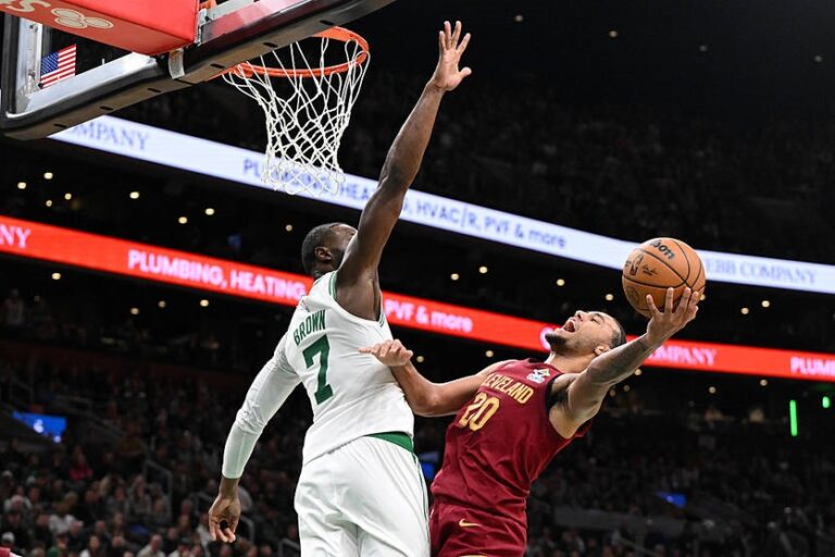 НБА: Лейкерс вирвали перемогу на останніх секундах