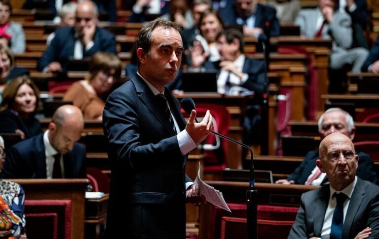 Новий уряд Франції пережив два вотуми недовіри