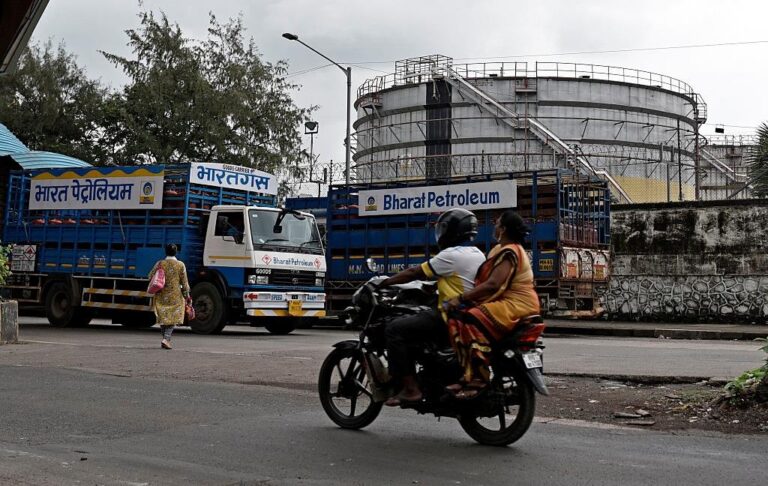 НПЗ Індії готуються скоротити імпорт російської нафти – ЗМІ