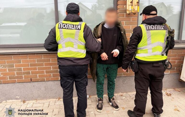 Під Києвом чоловік із ножем напав на 16-річну дівчину