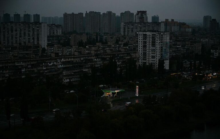 По всій Україні задіяли аварійні відключення