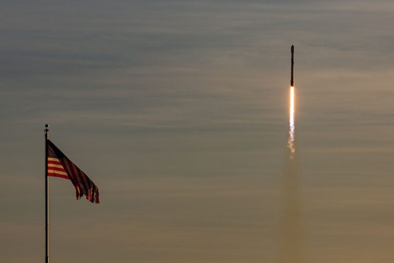 SpaceX запустила 21 супутник зв’язку для армії США