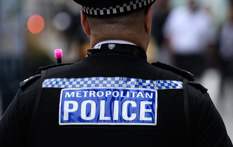 У Британії затримали трьох російських шпигунів