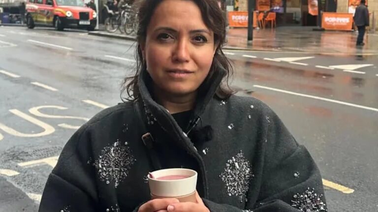 У Лондоні жінку оштрафували за те, що вилила каву в люк