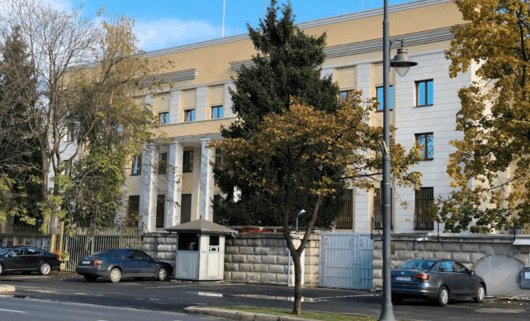 У Румунії чоловік намагався протаранити автомобілем ворота посольства РФ