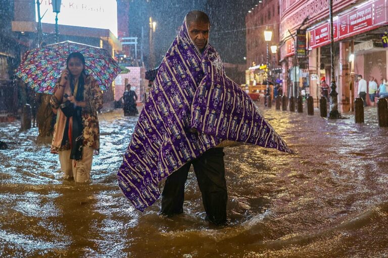В Індії зливи спричинили повені та зсуви: загинули десятки людей