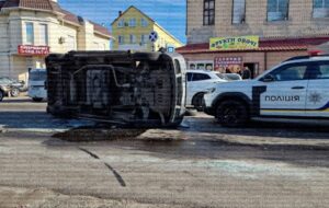 Новини України - В Одесі натовп перекинув мікроавтобус ТЦК