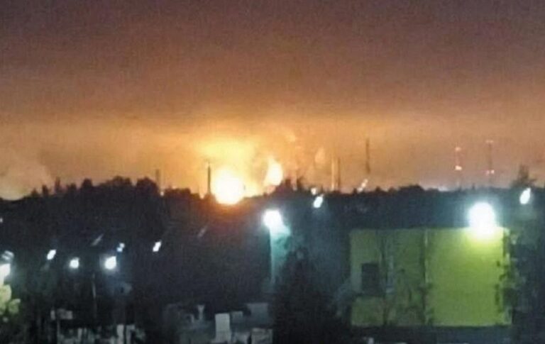 В Росії уражено НПЗ і ракетний корабель – Генштаб