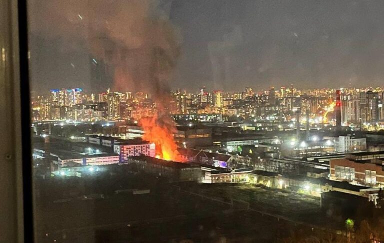 В Єкатеринбурзі спалахнула масштабна пожежа