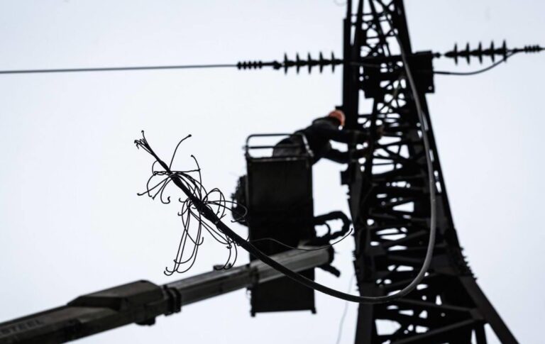 Відключення світла охопили 12 областей України