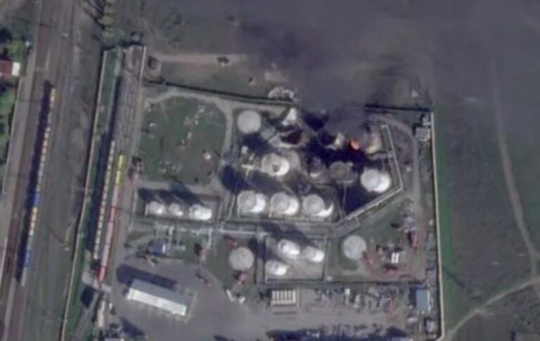 ЗМІ показали знімки ураженої нафтобази в Криму