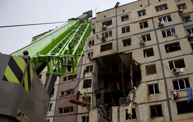 Атака на Дніпро: двоє людей не виходять на зв’язок